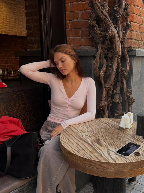 Effortless Cafe Style: Ribbed Henley & Wide-Leg Jeans Lookbook-Style Set