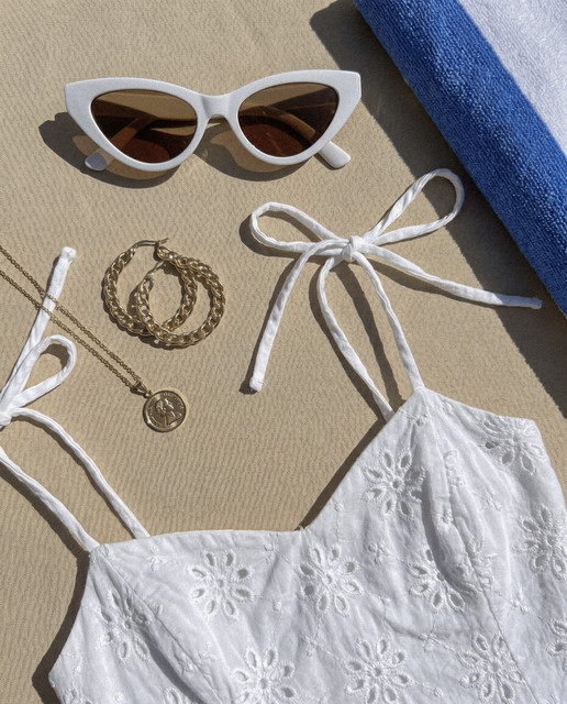 Chic Resort Wear Styling Idea: White Eyelet Top & Gold Jewelry Photo Set