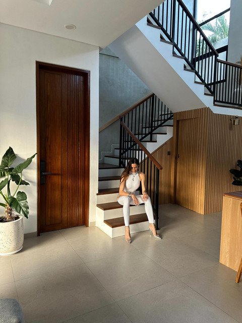 Modern Monochrome Editorial Shoot: Chic White Outfit and Styling Ideas on Grand Staircase