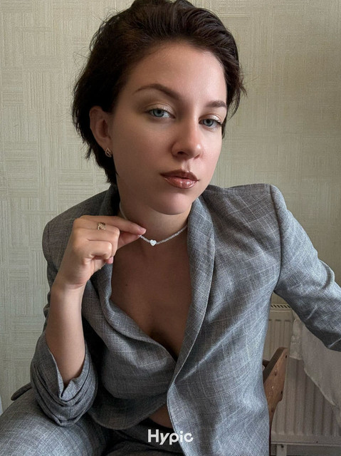 Chic Grey Plaid Suit Lookbook: Relaxed Fit, Modern Styling Photo Set