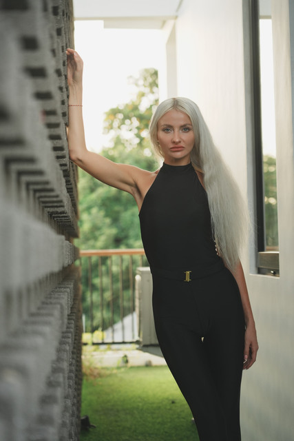 Sleek Black Jumpsuit Resort Styling Photo Set: Modern Architecture & Lush Greenery