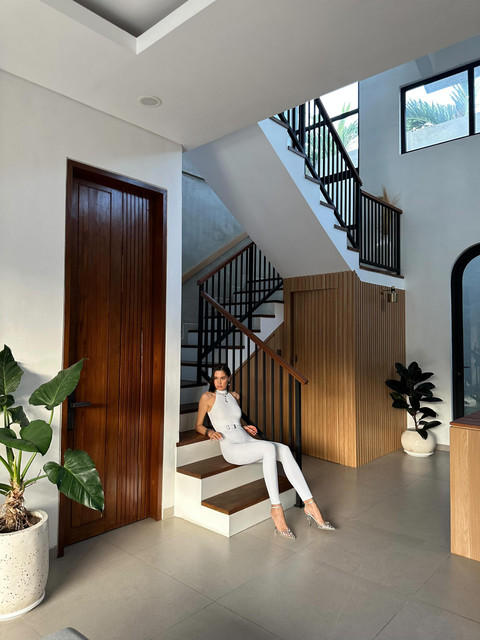 Modern White Jumpsuit Editorial Photo Set: Chic Minimalist Style in Architectural Space