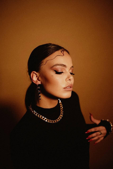 Rich Tones & Bold Accessories: A Studio Fashion Shoot Lookbook