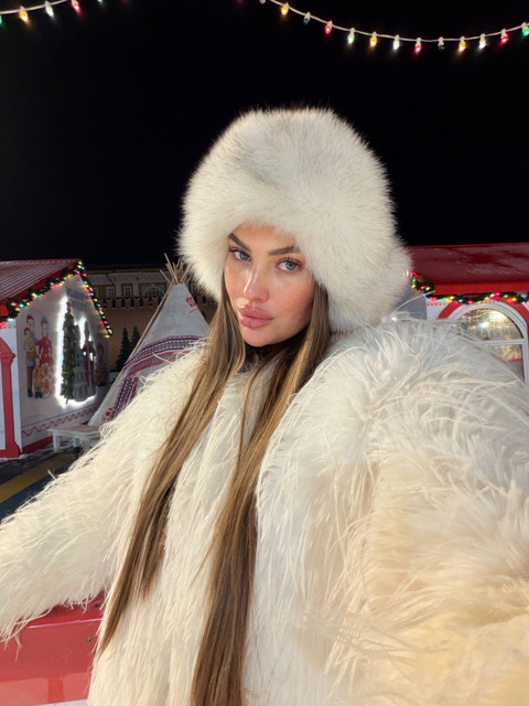 Festive Winter Editorial Fashion Photoshoot Pack: Cozy Chic & Holiday Cheer