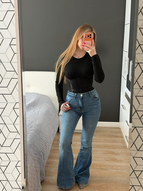 Modern Flare Jeans Outfit Idea: Editorial Photoshoot References