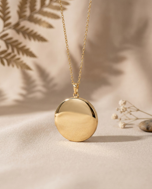 Elegant Gold Locket Necklace Photo Set: Timeless Luxury & Minimalist Styling