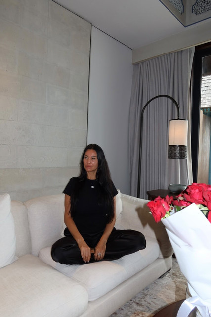 Monochromatic Resort Chic: Elegant Black Outfit Styling Reference Photo Set